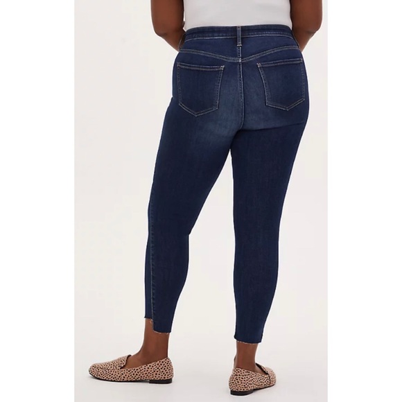 🆕Torrid Sky High Skinny Jean Step Hem DarkWash 14 - Picture 2 of 6